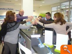 El ganador del Rasca-Rasca recorre tiendas alzireñas para gastar los 3.000 euros del premio - (foto 3)