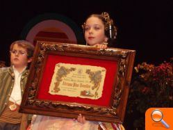  Beatriz Femenía y Adriana Pino, presentadas como Falleras Mayores 2011