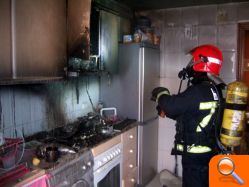 Los bomberos de Castellón sofocan un incendio que se ha declarado en la cocina de una  vivienda  del Grao