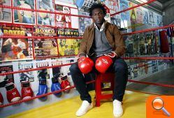 Felipe Caicedo visitó el gimnasio del Club Deportivo Boxeo Sedaví