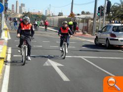 Voluntarios de Protección Civil en bicicleta dan seguridad al espacio sin vehículos a motor de las mañanas de los domingos