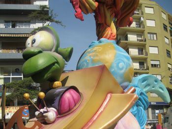 La Falla del Calp Vell planta su  falla e inicia las fiestas josefinas