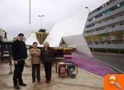 Pastor recibe la escultura que simbolizará la puerta de entrada al San Vicente universitario en la glorieta de Santa Isabel