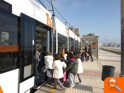 El TRAM de Alicante recibe la visita de un grupo de 65 alumnos del Colegio Fabraquer de El Campello