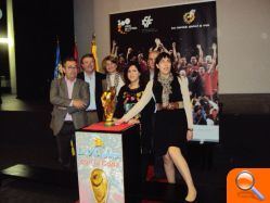 El Alcalde, Jaime Lloret, recibe la Copa del Mundo de Fútbol en La Vila - (foto 3)
