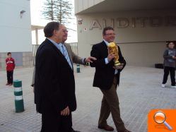 El Alcalde, Jaime Lloret, recibe la Copa del Mundo de Fútbol en La Vila - (foto 2)