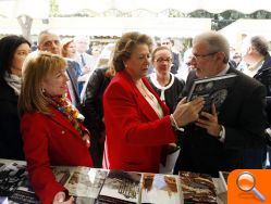 La alcaldesa destaca la fusión entre naturaleza y cultura en la 42ª edición de la Feria del Libro  - (foto 2)