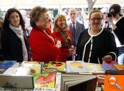 La alcaldesa destaca la fusión entre naturaleza y cultura en la 42ª edición de la Feria del Libro  - (foto 3)