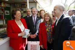 La alcaldesa destaca la fusión entre naturaleza y cultura en la 42ª edición de la Feria del Libro  - (foto 4)