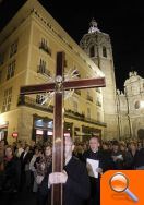 El Arzobispo preside un Vía Crucis nocturno por las calles del centro histórico de Valencia - (foto 2) El Arzobispo preside un Vía Crucis nocturno por las calles del centro histórico de Valencia - (foto 2)