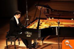El público ovaciona a Leonel Morales durante la inauguración del I Premio Internacional Pianístico de Paterna - (foto 3) El público ovaciona a Leonel Morales durante la inauguración del I Premio Internacional Pianístico de Paterna - (foto 3)
