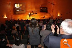 El público ovaciona a Leonel Morales durante la inauguración del I Premio Internacional Pianístico de Paterna - (foto 2) El público ovaciona a Leonel Morales durante la inauguración del I Premio Internacional Pianístico de Paterna - (foto 2)