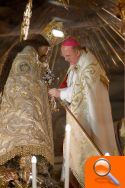 El Arzobispo entrega a la Virgen de los Desamparados el “Rosario de Oro” del Papa - (foto 2) El Arzobispo entrega a la Virgen de los Desamparados el “Rosario de Oro” del Papa - (foto 2)