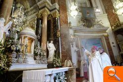 El Arzobispo entrega a la Virgen de los Desamparados el “Rosario de Oro” del Papa - (foto 3) El Arzobispo entrega a la Virgen de los Desamparados el “Rosario de Oro” del Papa - (foto 3)