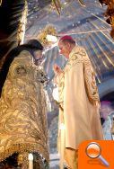El Arzobispo entrega a la Virgen de los Desamparados el “Rosario de Oro” del Papa - (foto 4) El Arzobispo entrega a la Virgen de los Desamparados el “Rosario de Oro” del Papa - (foto 4)