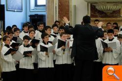 El Arzobispo entrega a la Virgen de los Desamparados el “Rosario de Oro” del Papa - (foto 5) El Arzobispo entrega a la Virgen de los Desamparados el “Rosario de Oro” del Papa - (foto 5)