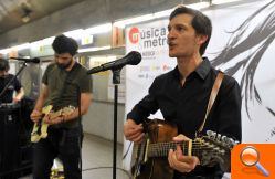 El grupo “Trinidad” ha llenado de ritmo la estación de Facultats con un nuevo concierto de “Música&metro” 