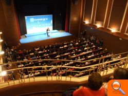 Francisco Camps y Lina Insa llenan el Teatre Echegaray en el mitin central de campaña