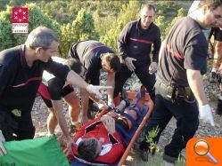 Un ciclista es rescatado por los bomberos en la senda La Regina de Sant Joan de Moró - (foto 3)