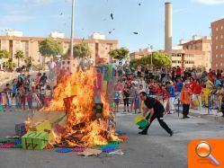 Los centros juveniles municipales de Alicante se adelantan a la celebración de las Hogueras  - (foto 2)