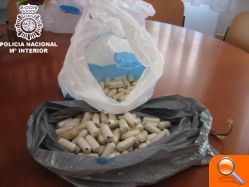 Detenido en el aeropuerto de Manises con ochenta y ocho bolas de, al parecer, cocaína en el interior de su cuerpo - (foto 4) Detenido en el aeropuerto de Manises con ochenta y ocho bolas de, al parecer, cocaína en el interior de su cuerpo - (foto 4)