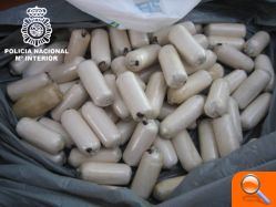 Detenido en el aeropuerto de Manises con ochenta y ocho bolas de, al parecer, cocaína en el interior de su cuerpo - (foto 2) Detenido en el aeropuerto de Manises con ochenta y ocho bolas de, al parecer, cocaína en el interior de su cuerpo - (foto 2)