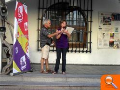 EUPV de Altea y un grupo de indignados celebran la dimisión del presidente de la Generalitat Valenciana Francisco Camps - (foto 3)