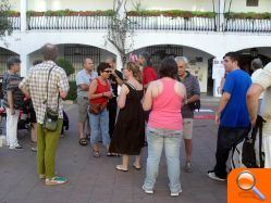EUPV de Altea y un grupo de indignados celebran la dimisión del presidente de la Generalitat Valenciana Francisco Camps - (foto 4)