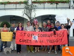EUPV de Altea y un grupo de indignados celebran la dimisión del presidente de la Generalitat Valenciana Francisco Camps - (foto 5)