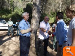 El concejal de Medio Ambiente, Clemente Martín, acompaña al conseller de Gobernación, en su visita a las obras de mantenimiento  del Desierto de las Palmas - (foto 2)