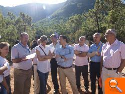 El concejal de Medio Ambiente, Clemente Martín, acompaña al conseller de Gobernación, en su visita a las obras de mantenimiento  del Desierto de las Palmas - (foto 3)
