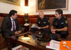 Moliner se interesa por la labor policial en la provincia de Castellón