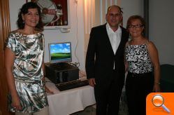 El Ayuntamiento entrega un ordenador reciclado a la Asociación Amas de Casa de Teulada - (foto 2)