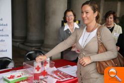 La concejala Lourdes Bernal visita la mesa informativa de la Cruz Roja