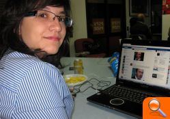 Isabel Aguilar vio el cara a cara entre Rajoy y Rubalcaba rodeada de militantes y simpatizantes en la sede del PSOE - (foto 2)