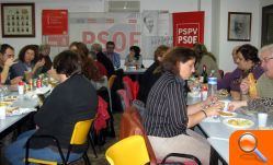 Isabel Aguilar vio el cara a cara entre Rajoy y Rubalcaba rodeada de militantes y simpatizantes en la sede del PSOE - (foto 3)