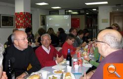 Isabel Aguilar vio el cara a cara entre Rajoy y Rubalcaba rodeada de militantes y simpatizantes en la sede del PSOE - (foto 4)