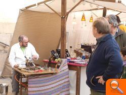 Espectáculos callejeros, talleres y paseos en dromedario animan las calles de San Vicente en la primera edición del Mercat de Nadal