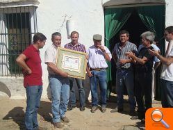 Paco Ramos y el becerrista local Sedano Vázquez en la fiesta final de año del Club Taurino alcorino - (foto 2) Paco Ramos y el becerrista local Sedano Vázquez en la fiesta final de año del Club Taurino alcorino - (foto 2)
