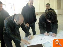 El Ayuntamiento firma el acta de ocupación del mobiliario de la escuela de infantil del Colegio Público Cervantes Dualde - (foto 2) El Ayuntamiento firma el acta de ocupación del mobiliario de la escuela de infantil del Colegio Público Cervantes Dualde - (foto 2)