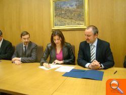 Firma del convenio para la cesión del CEAM - (foto 2)