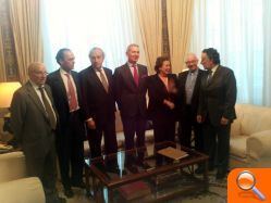 La alcaldesa se reúne con los directivos de la Asociación Pro Banco de Valencia y les expresa su respaldo al objetivo de mantener su identidad - (foto 2)