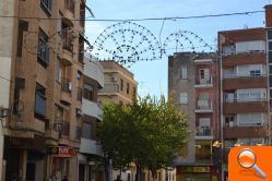 La brigada de obras del Ayuntamiento de Aldaia viste el municipio con las luces de fallas