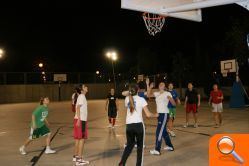 El carrer de pilota y la pista de minibasket lucen también por la noche - (foto 2)