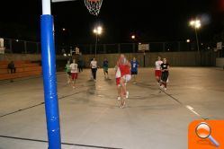 El carrer de pilota y la pista de minibasket lucen también por la noche - (foto 3)