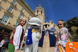 Las mascotas del Oceanogràfic se han acercado al centro de Valencia para celebrar con los valencianos y los turistas las Fallas 2012
