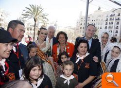 El president de la Generalitat  y el ministro de Asuntos Exteriores, invitados de la alcaldesa  al balcón del Ayuntamiento - (foto 2)
