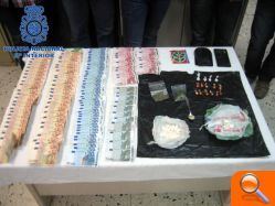 Desmantelado un punto de venta de, al parecer, cocaína en el distrito de Abastos - (foto 2)