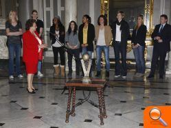 La Alcaldesa recibe al equipo  campeón de la Euroliga de baloncesto femenino y brinda su triunfo a todos los  valencianos - (foto 2)