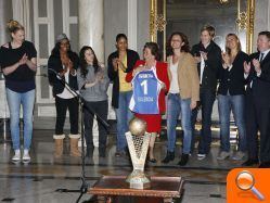 La Alcaldesa recibe al equipo  campeón de la Euroliga de baloncesto femenino y brinda su triunfo a todos los  valencianos - (foto 3)